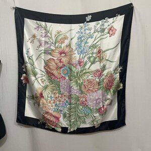 Elegant Casca Floral Scarf